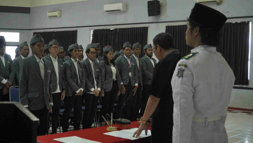 Serah Terima Jabatan Seluruh Ketua Umum Organisasi Mahasiswa, yang Dipimpin oleh Wakil Rektor III